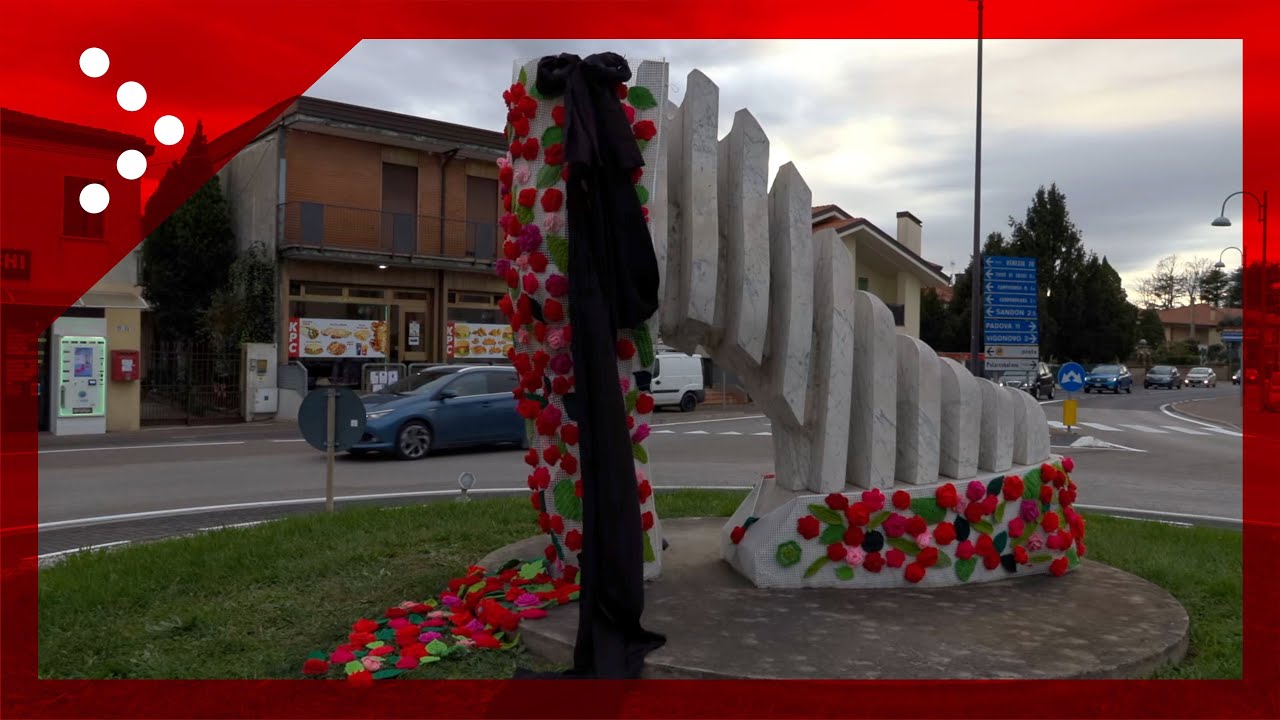 Femminicidio Giulia Cecchettin, monumenti listati a lutto, fiori in zona industriale Fossò (VE)