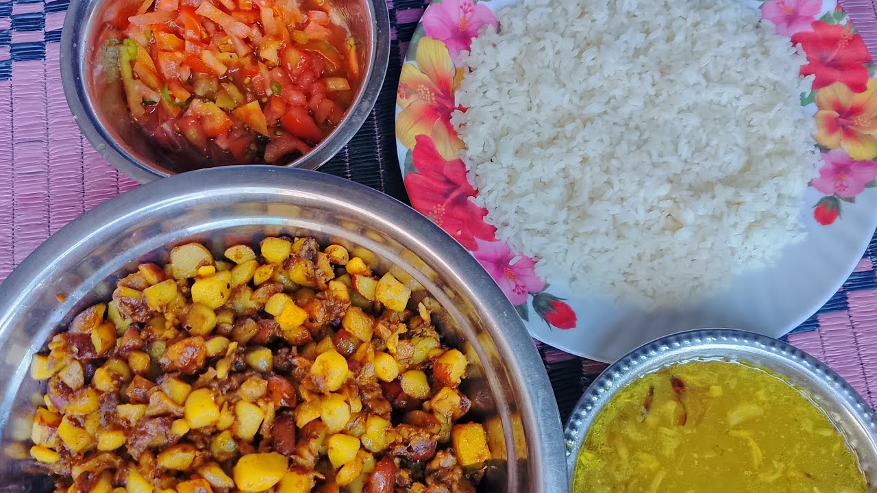 আজ দুপুরের খাবার 🤤🤤মুরগির চামড়া দিয়ে আলু ভাজি🌸
