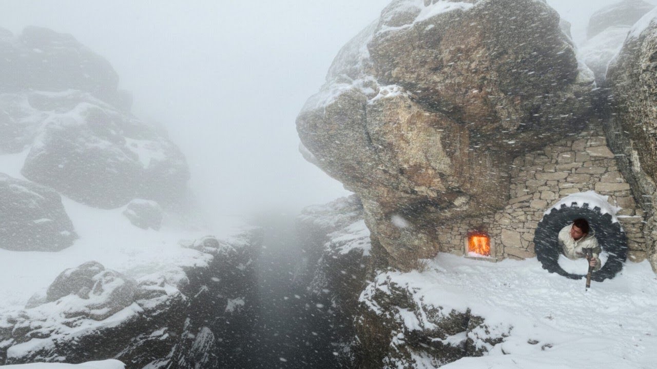 Bushcraft in Deadly snowstorm|survival in strange but safe shelter