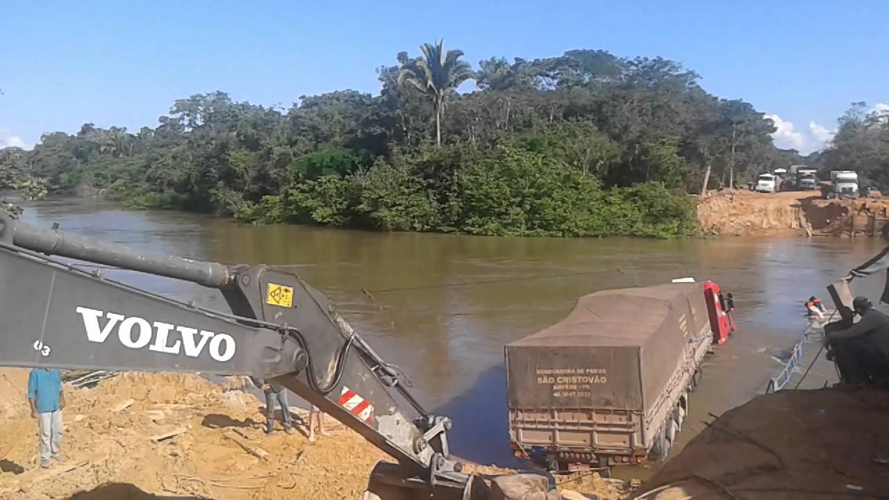 CARRETA DENTRO DO RIO CANAMA