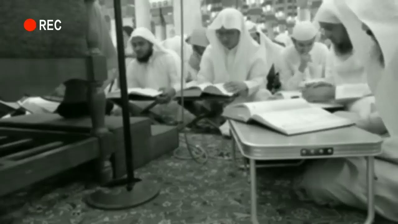 بكاء مؤثر لأحد طلاب المسجد النبوي أثناء قراءة أحاديث وفاة النبي