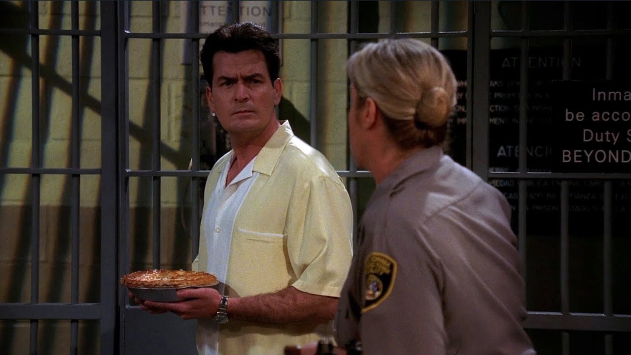 Charlie en la carcel de chicas D0S H0MBRES Y MEDl0 CAPITULOS COMPLETOS