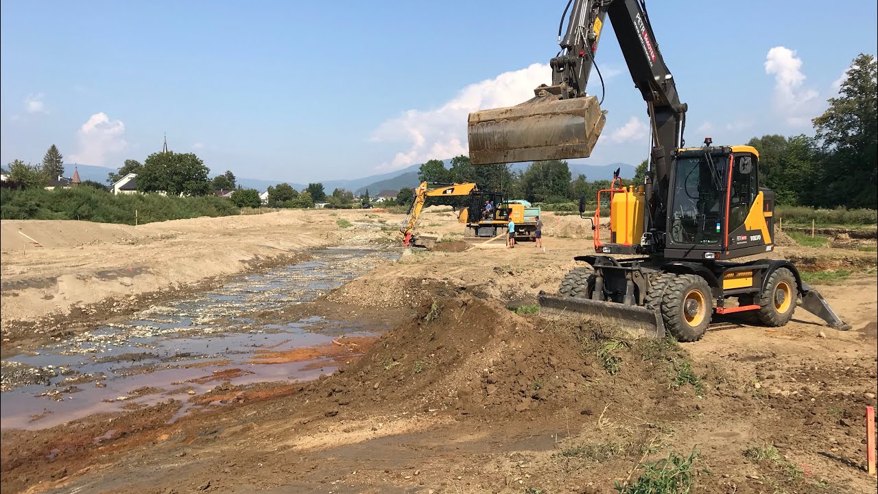 Sloping relief River / Volvo EWR150E & CAT 318F & Tatra 815 / 4K