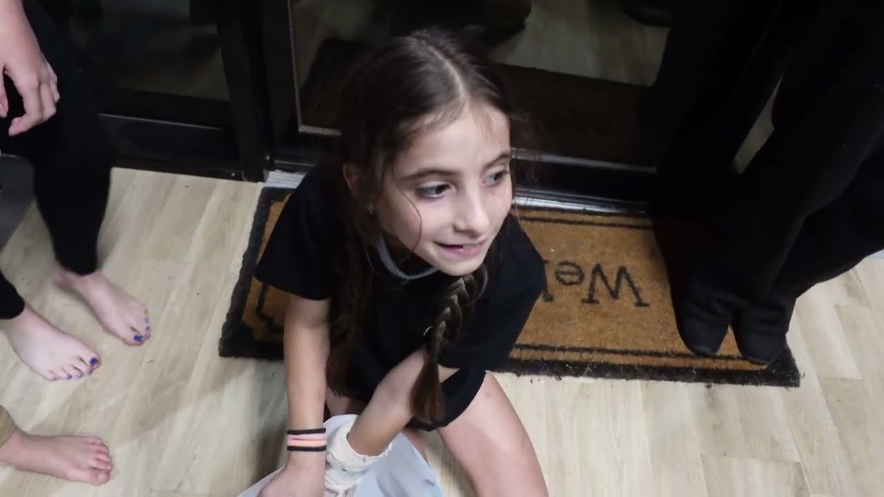 WEEK 40| TRiN AND HER BROKEN FiNGER