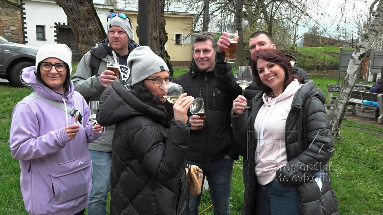 Po Kobylských uličkách se vydali lidé za vínem