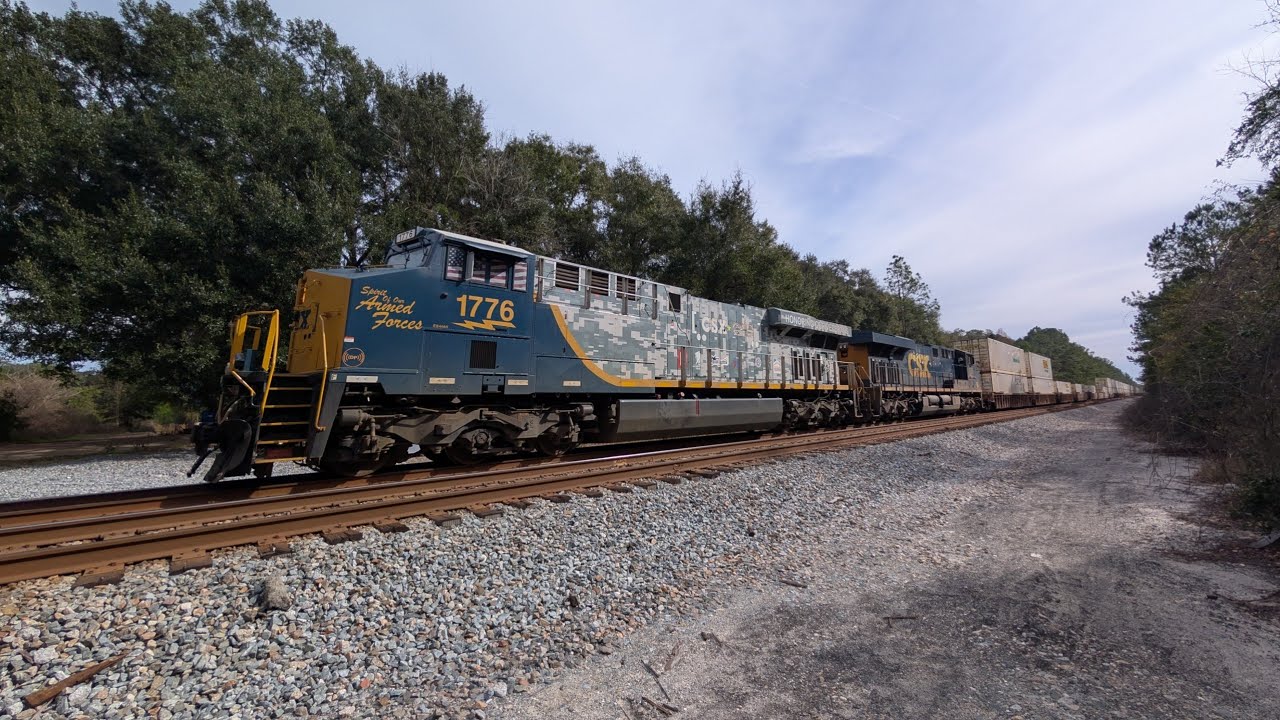 CSX 1776 leads I036 with C041 and M442 meet at Dyal, FL. 1/2/2026
