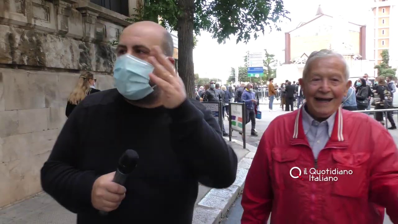 Bitonto, assembramenti con la mascherina abbassata: Santi Medici pregate per noi