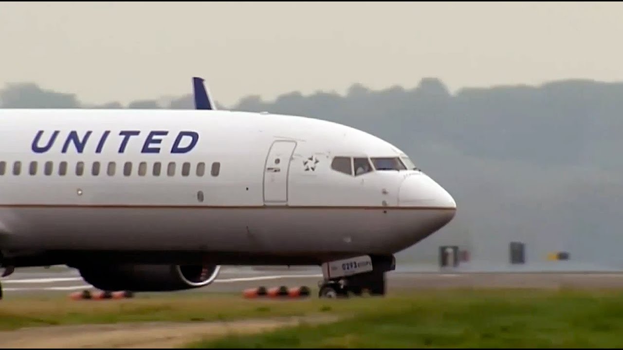 United Airlines bans loud devices without headphones