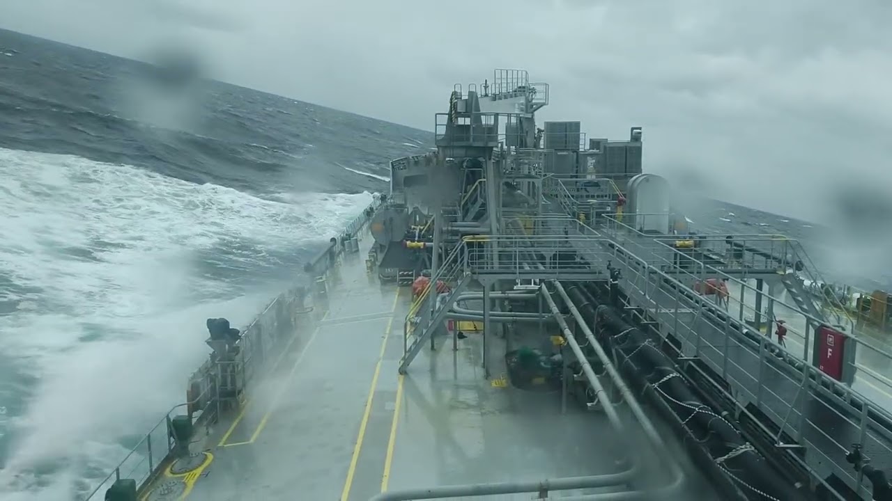 Rolling pitiching in heavy weather 🌊 tsunami 