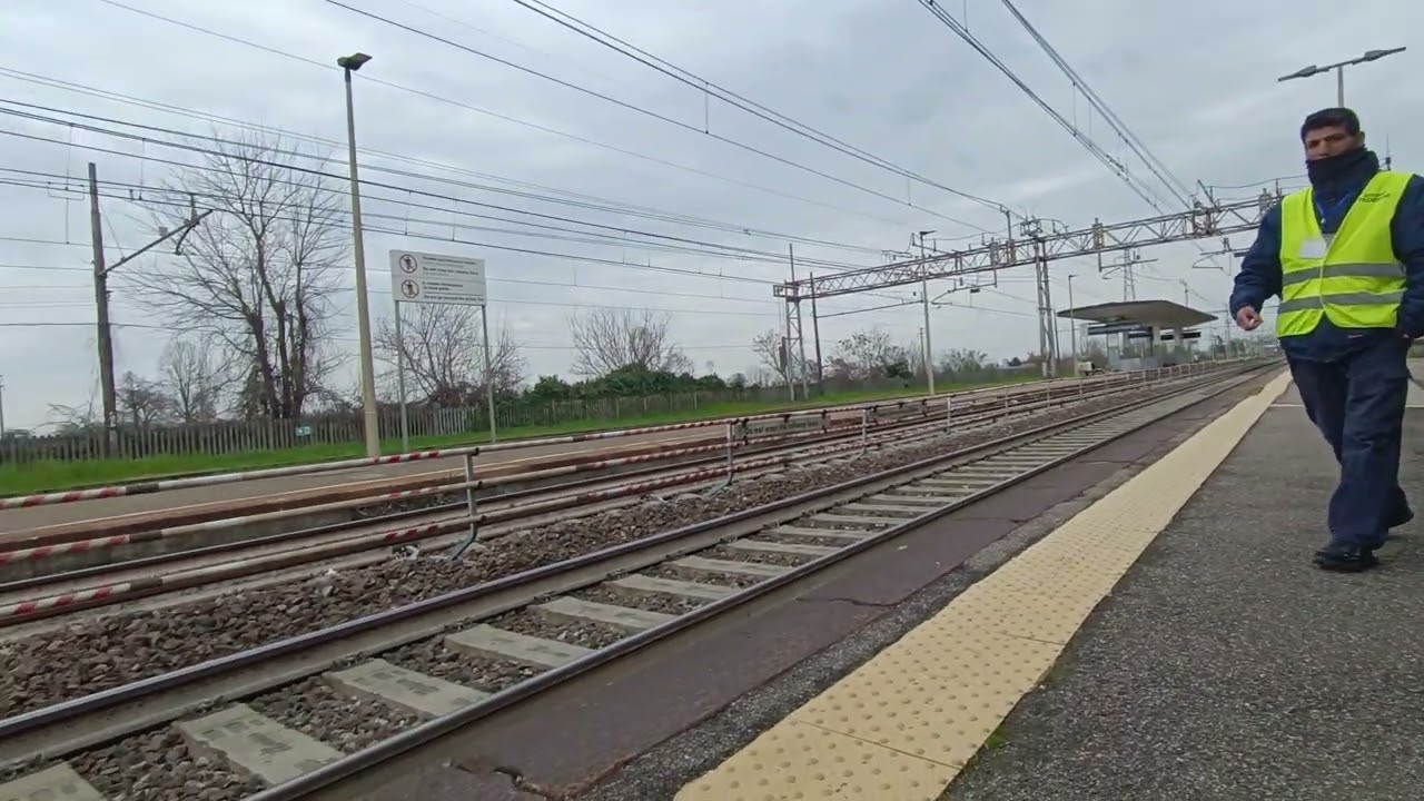 IC proveniente da Bologna e oltre in transito in questa stazione da ventesimo mondo 🤮👎😷.