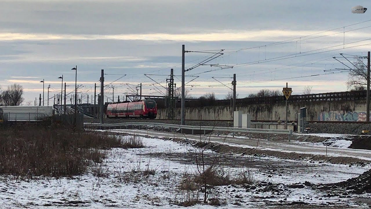 Der Flughafenexpress ( &Uuml;FEX) auf der neuen Neufahrner Kurve