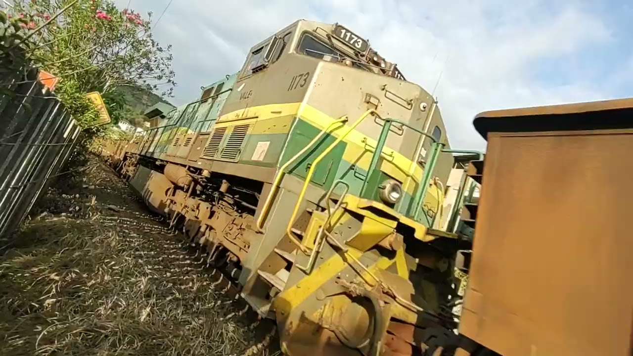 Trem Cargueiro de Minério de Ferro Arranca Subindo e Cruza com outro Descendo em Resplendor MG.