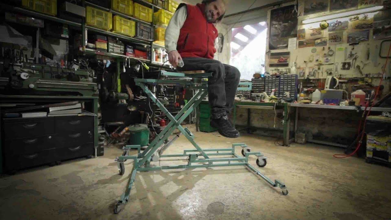 Table élévatrice à plateau rotatif déporté