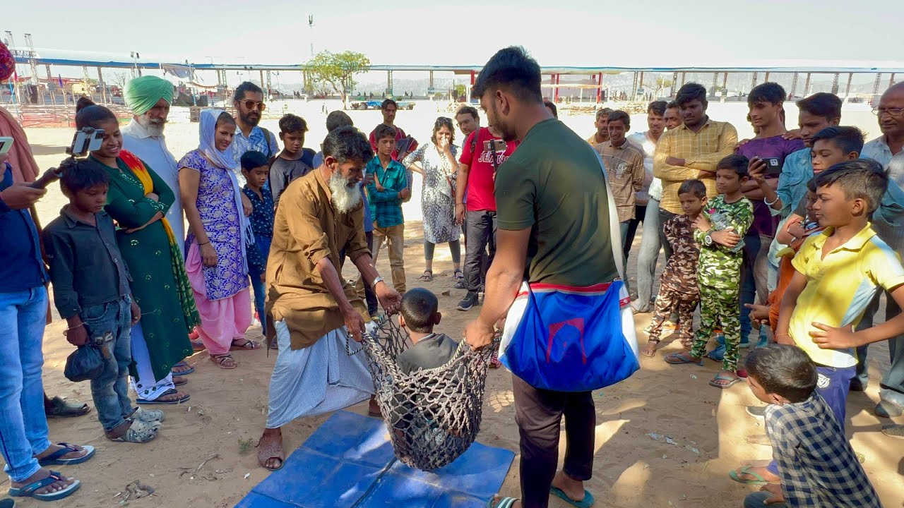 मदारी का खेल दिखाने वाला हो तो इन चाचा जैसा देखते ही देखते मेला लगा दिया। Pushkar mela 2022