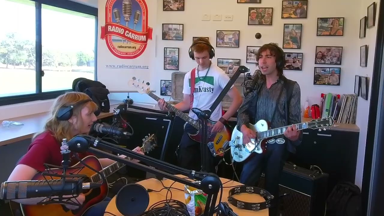 Handgrenade Hearts - Live at Radio Carrum