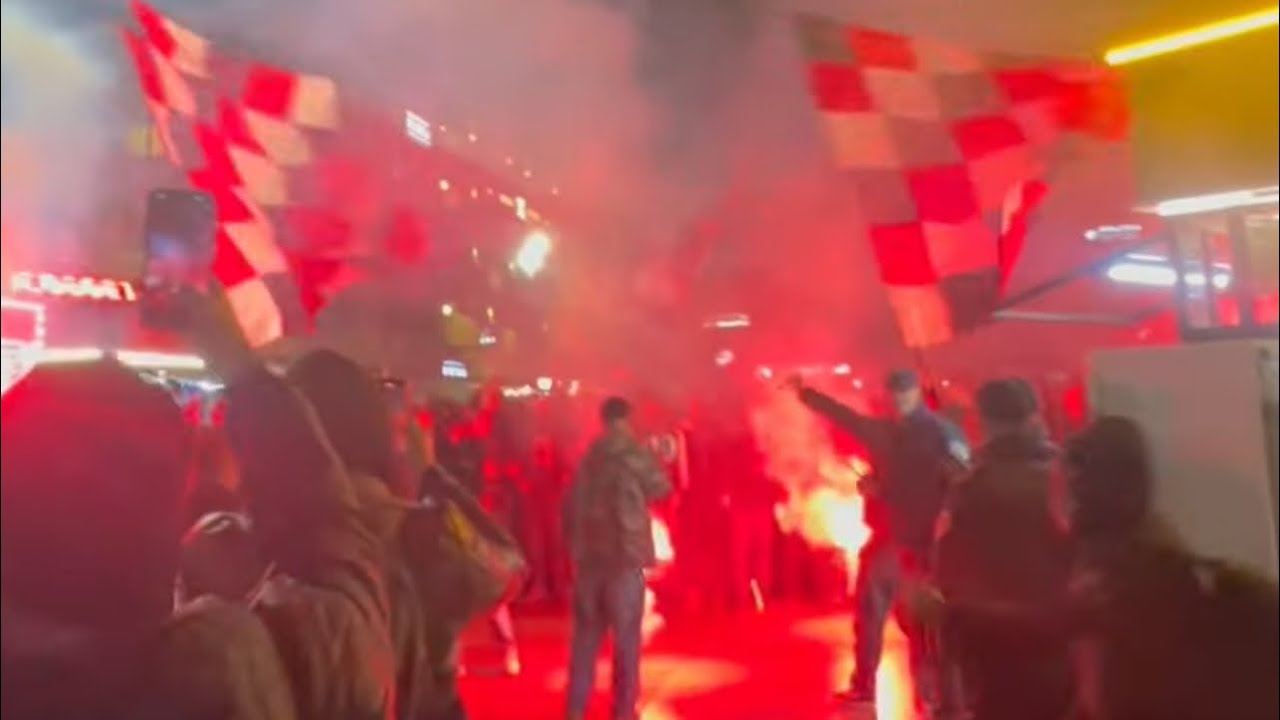 &ldquo;Na ka thirr atdheu&rdquo;, Ballist&euml;t e Tetov&euml;s e ndezin flak&euml; Prishtin&euml;n: Kosova Republik&euml;! 