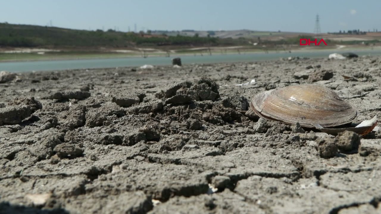 Sazlıdere Barajı kurudu! pikniğe gelenlerin aracı bataklığa saplandı