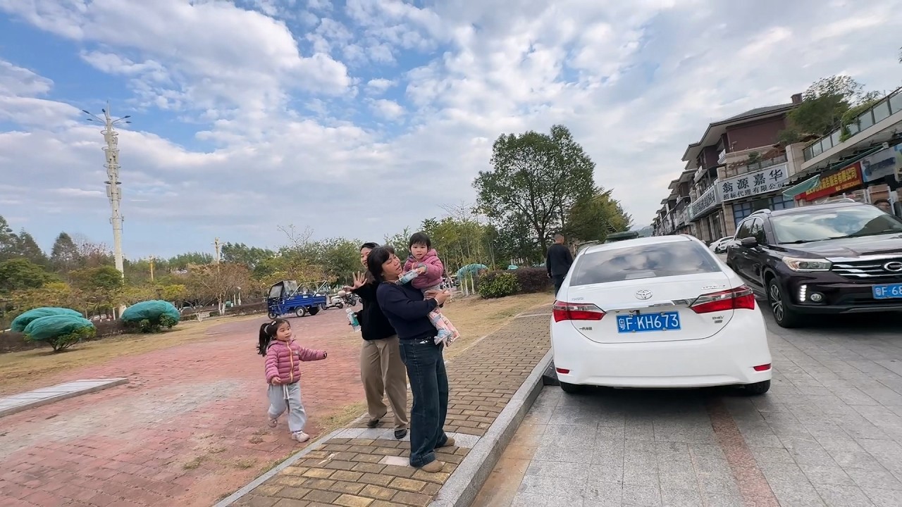 婚前先旅：春节将近小妹放假，丽琴带人回娘家，这两天太爽了
