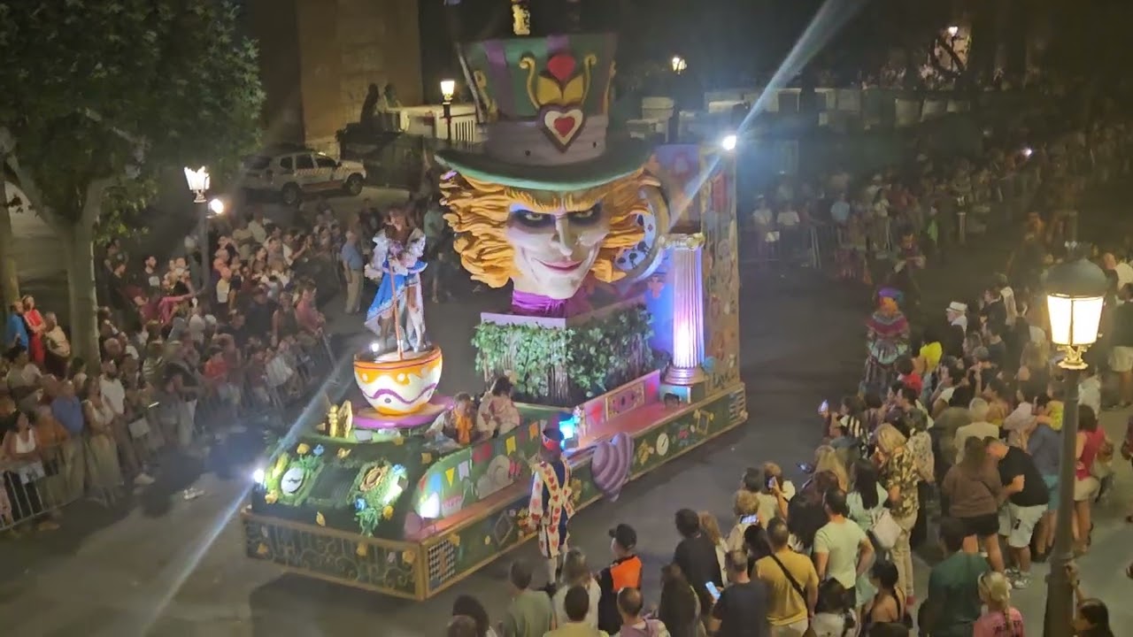 Desfile de carrozas de las ferias de Alcalá de Henares. Pasacalles de la Peña El Burleta 