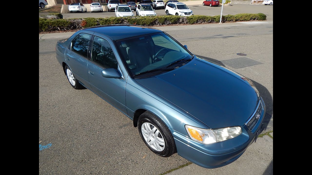 Видеообзор и осмотр Toyota Camry LE 2001 года.