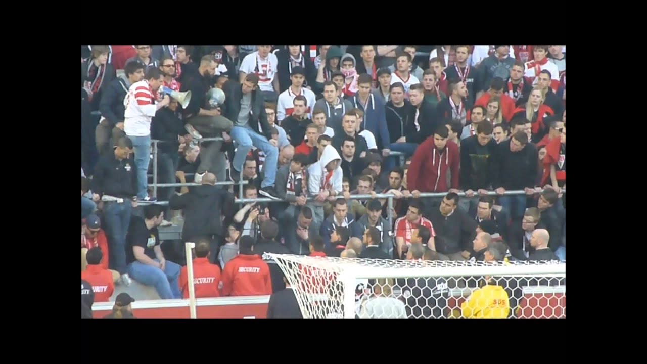 13/14 Fredi Bobic in der Cannstatter Kurve - VfB Stuttgart v Braunschweig (8.3.14)