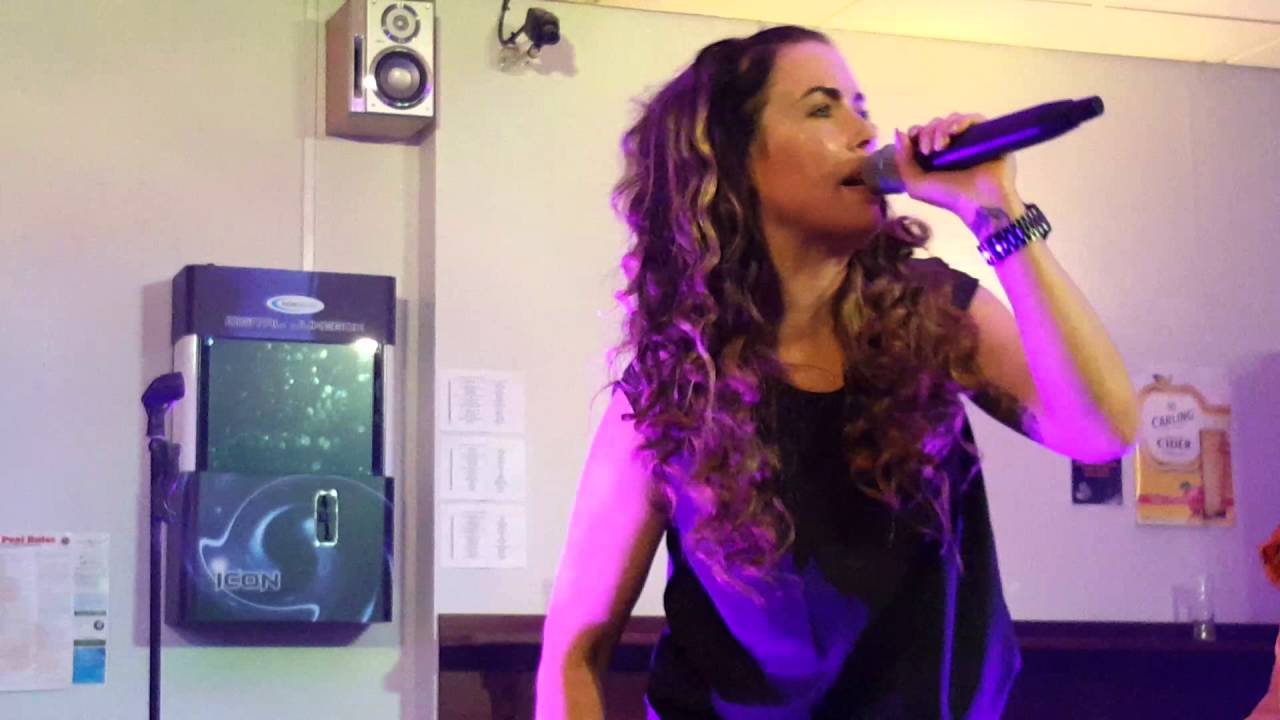 Vicky Jackson sings Guns & Roses 