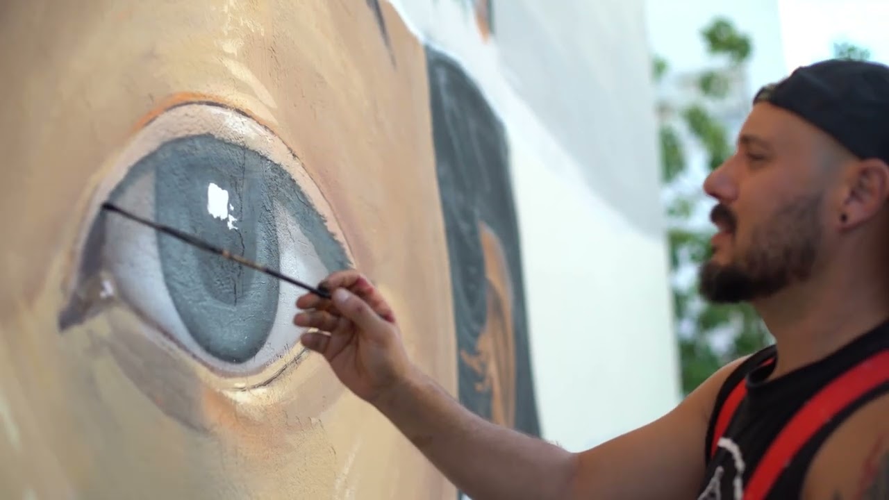 Mural por la diversidad cultural realizado por el artista moreno