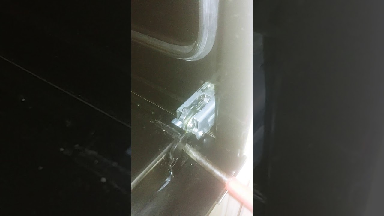 Cum scoti din balamale usa la cuptorul electric Beko.