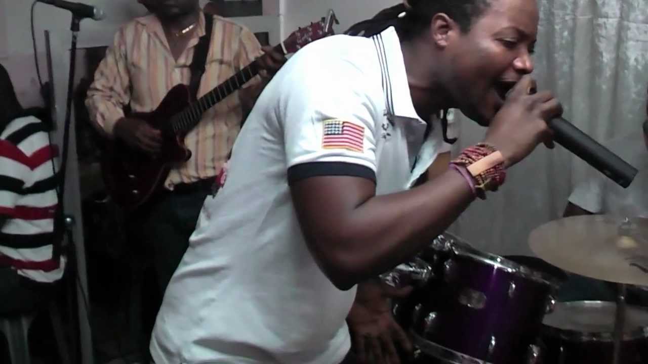 Elvis Kemayo - Mama par Vicky Bass