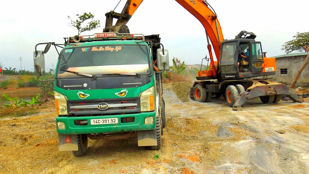 Máy Xúc DAEWOO SOLAR 210W Múc Đất Đá, Xe Ô Tô Tải Ben Chở Và Đổ Đất | Excavator Truck | TienTube TV