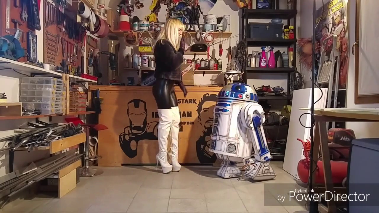 DANY BAO - R2 D2 STAR WARS DROID REMOTE CONTROL AUTOMATIZED VS DANA LABO IN WHITES BOOTS