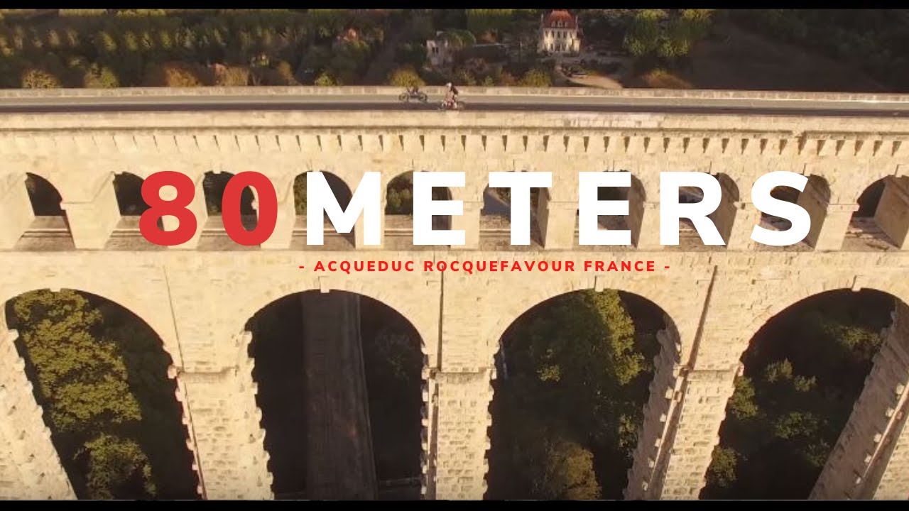 Il roule en moto sur le plus haut aqueduc naturel du monde