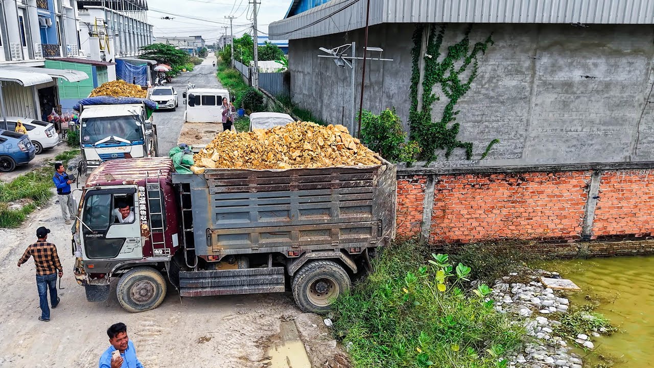 NICELY First Start Project LANDFILL By Best Skill Driver DOZER KOMATSU D31P & 5TonDump Trucks unload