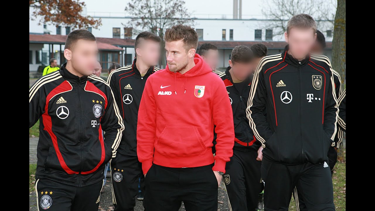 FCA-Profi Daniel Baier besucht JVA Neuburg-Herrenwörth