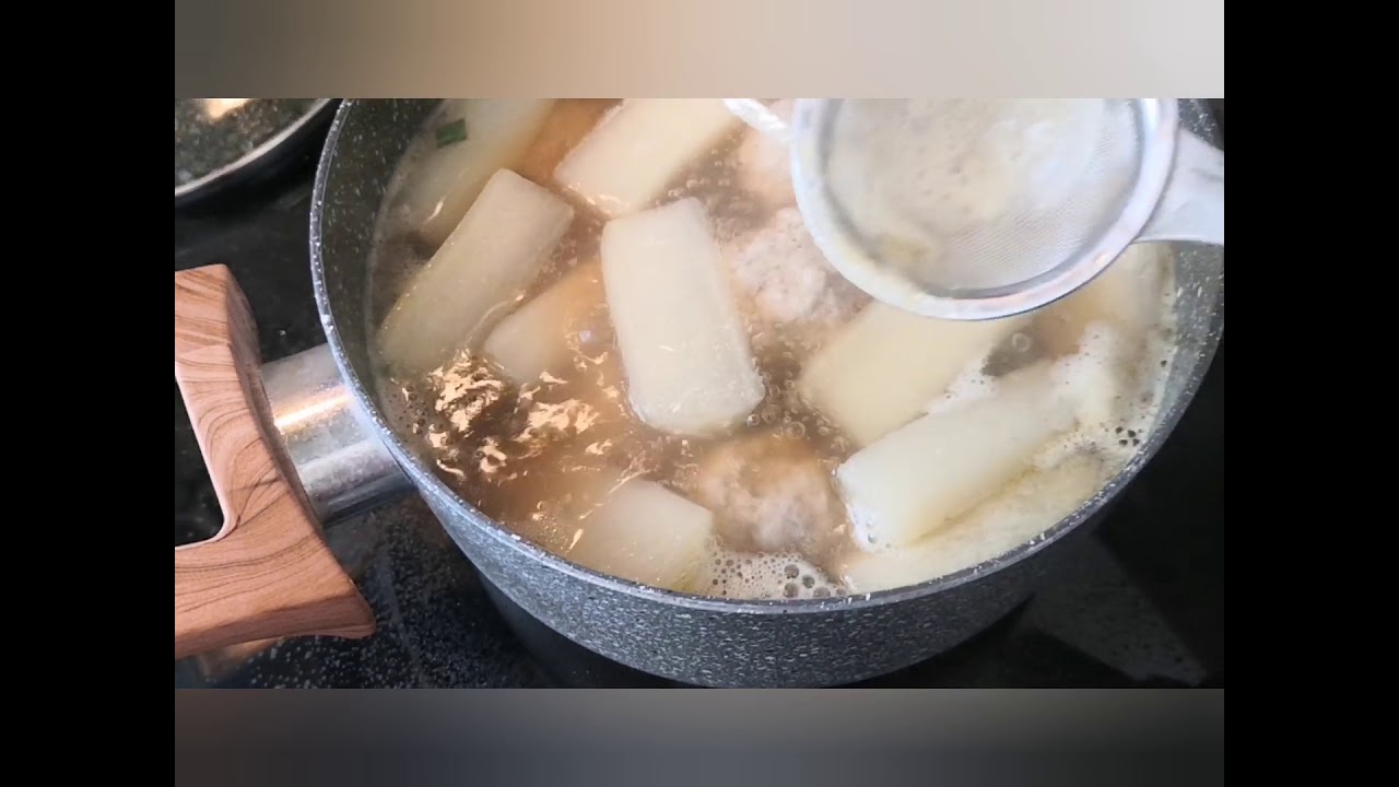 T&eacute;li jap&aacute;n &eacute;tel: gy&ouml;mb&eacute;res h&uacute;sgomb&oacute;cok retekkel / 大根と肉団子の煮込み