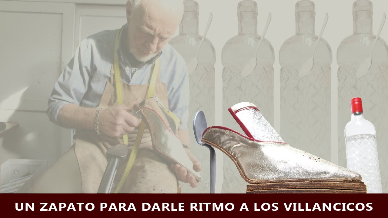 Zapato hecho a mano con una botella de anis por el artesano Jesús Chimeno