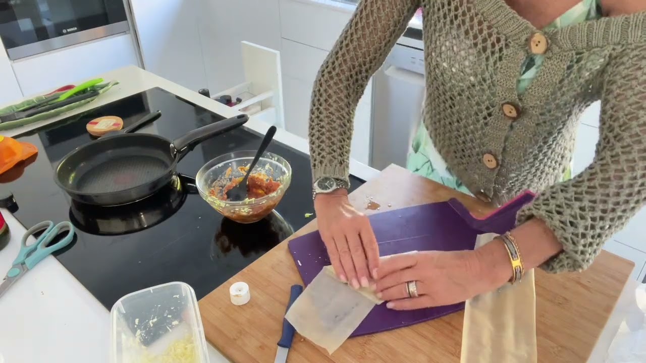 Triângulos de massa filo com tomate e pimentos