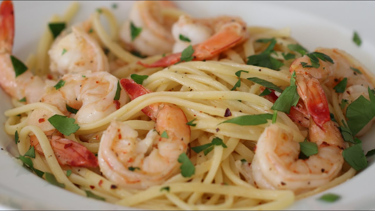 Креветки скампи и паста - лингвини с лимонно-сливочным соусом с чесноком и белым вином