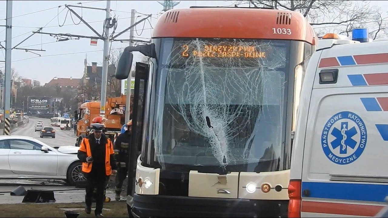 Tramwaj pełen ludzi wypadł z szyn! Służby ratunkowe w akcji po wypadku tramwaju