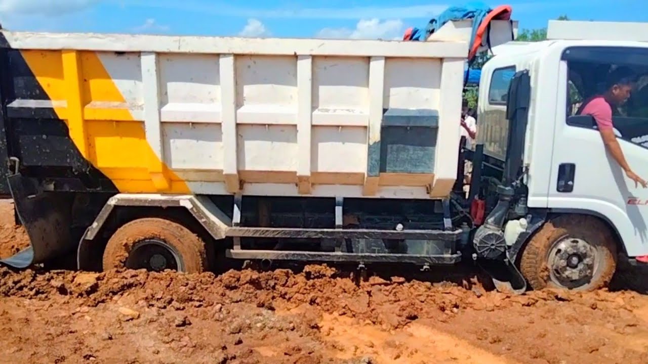 Mobil dump truk knalpot serigala menjerit-jerit di kubangan lumpur muatan pasir full bak..