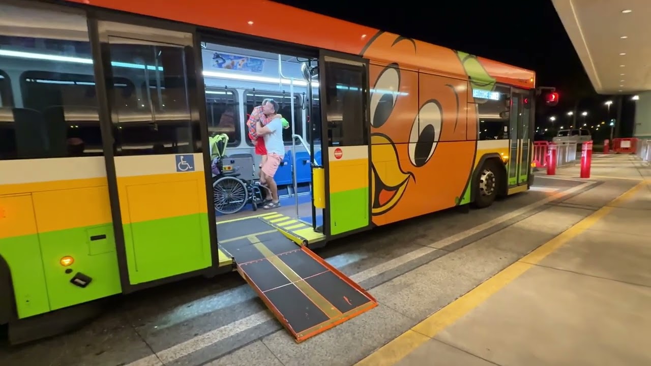 Кейден в автобусе Disney Orange Bird Gillig Bus на территории Hollywood Studios #автобус #автобус...