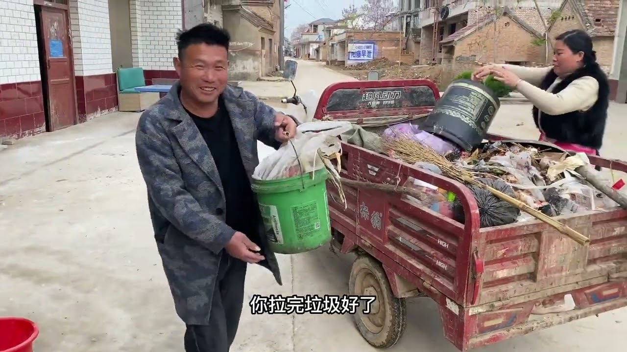 大雨过后，建华天不亮就在村里收拾垃圾，平平淡淡的生活才最真实