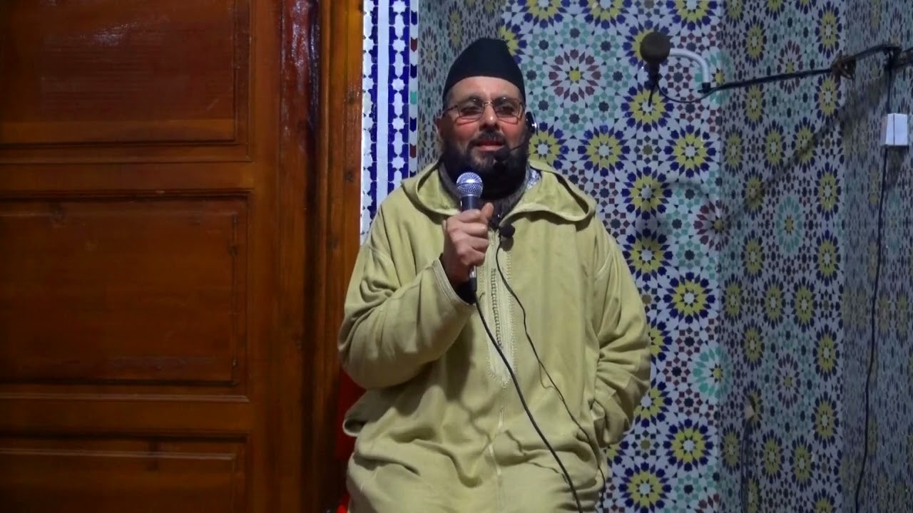 حكم تخطي الرقاب وتمديد الأرجل في المسجد وأفضلية التبكير