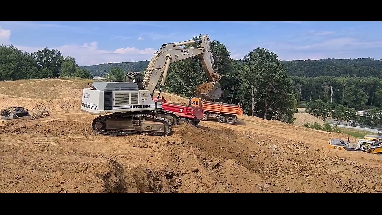 Liebherr 984 loading trucks