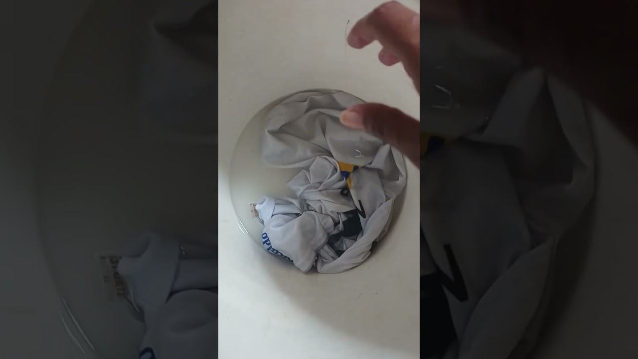 Como tirar #bolor da #roupa sem #desbotar a #roupa #Açúcar e #alvejante(água sanitária) 