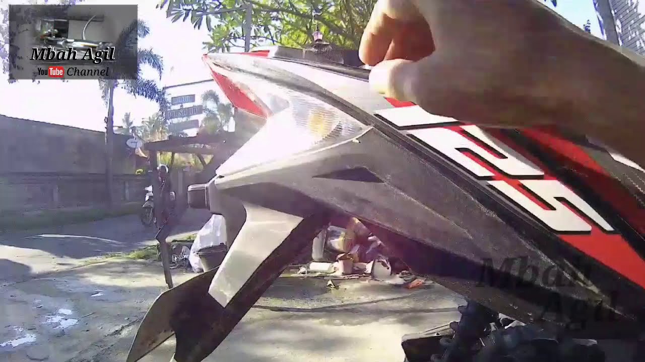 Pasang stiker vario techno