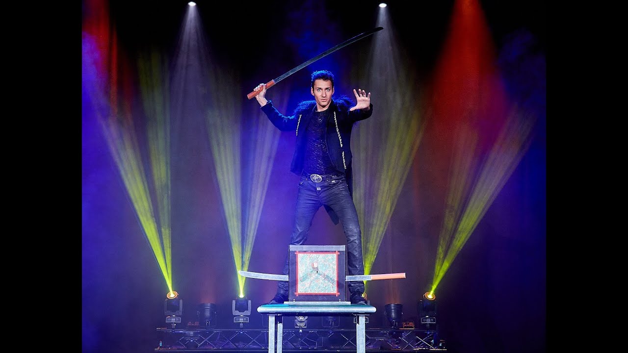 Illusionist André Blake - Gemini Cage and Origami