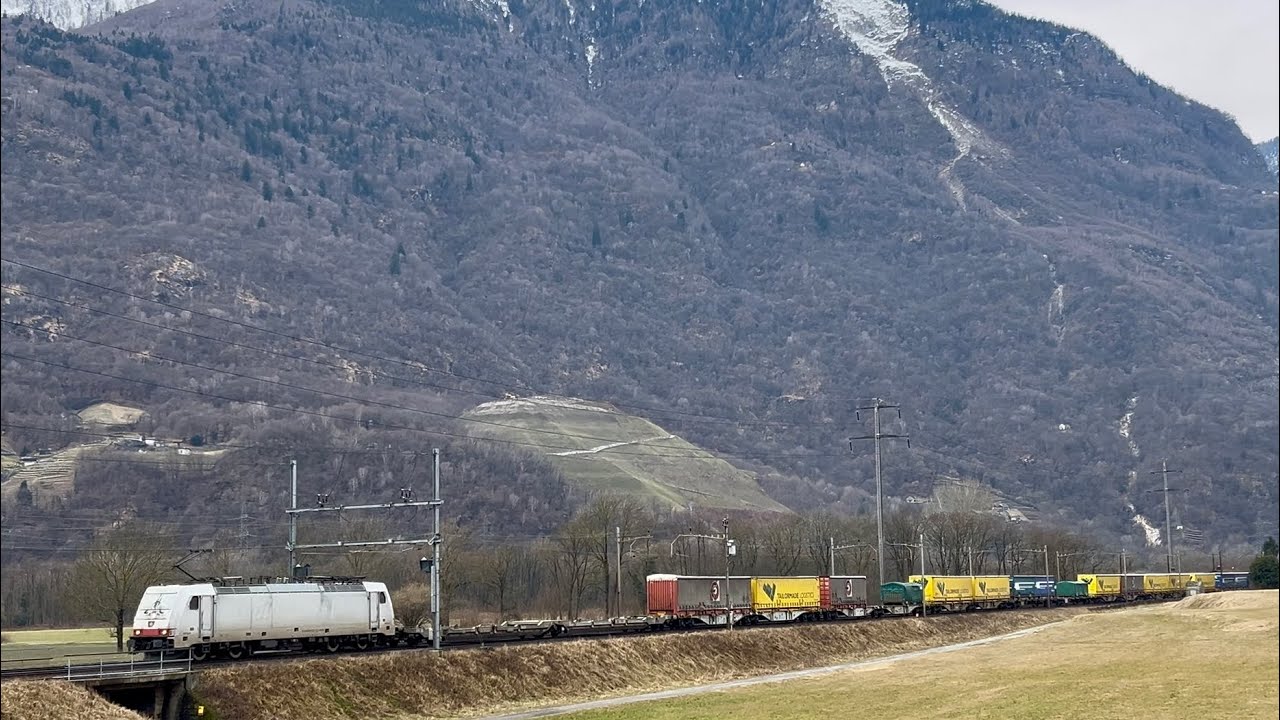 #469# TRENI MERCI - In transito a Claro, pochi minuti dopo aver percorso il tunnel di base!