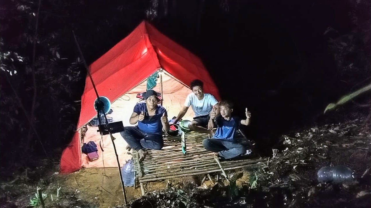 camping hujan deras membangun rumah di tepi jurang menantang tidur nyenyak makan enak