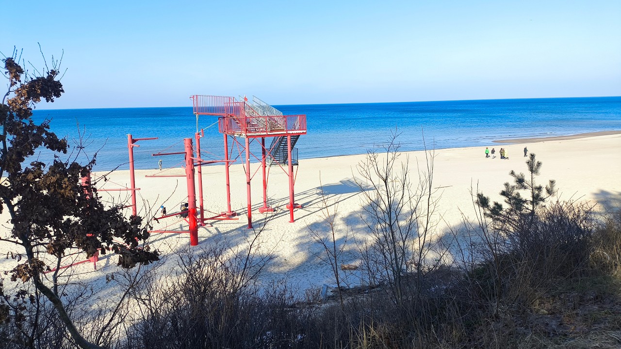 #Stegna Zapraszamy na marcowy spacer po plaży w Stegnie! 🚶‍♂️🌬️